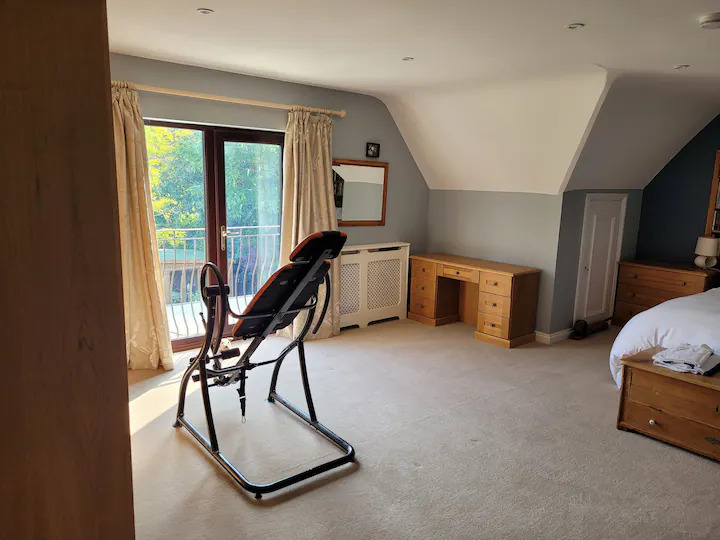8 Bedroom Family House In Farnborough
